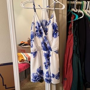 Flowy V neck romper, floral.. adjustable straps